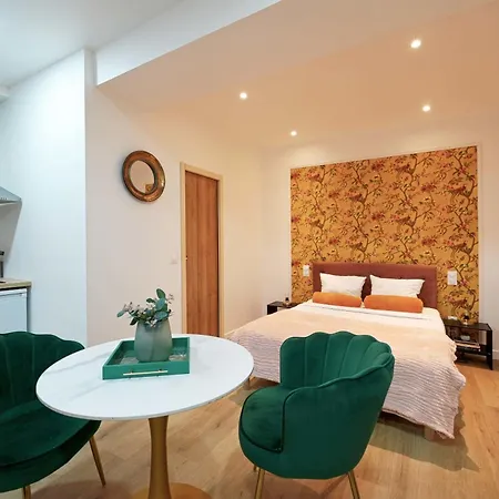 Modern Renovated With A Touch Of Gilded Glamour Parigi