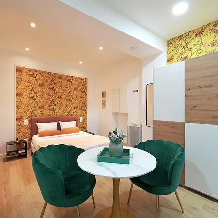 Modern Renovated With A Touch Of Gilded Glamour *