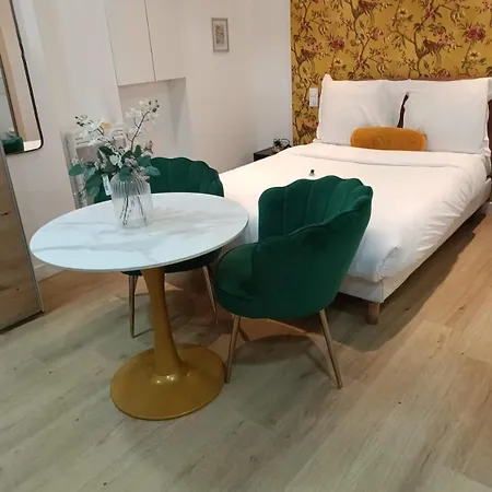 Modern Renovated With A Touch Of Gilded Glamour Appartamento Parigi