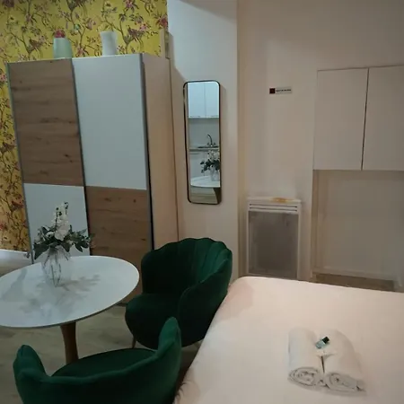 Modern Renovated With A Touch Of Gilded Glamour * Parigi